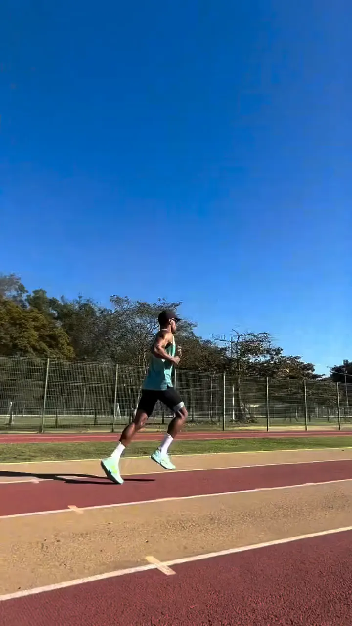 Corredor treinando na pista de atletismo