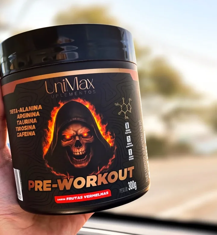 Pote do Pre-Workout UniMax sabor frutas vermelhas na mão de um atleta
